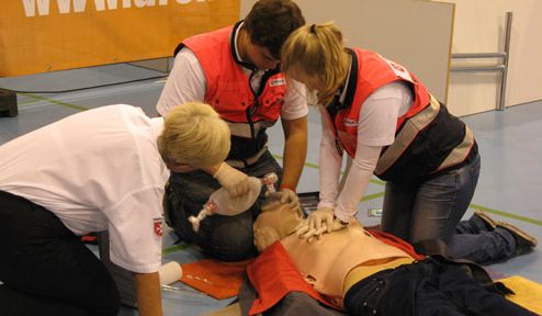 Schulsanitäter bei Übung Schulsanitäter bei Rettungsübung